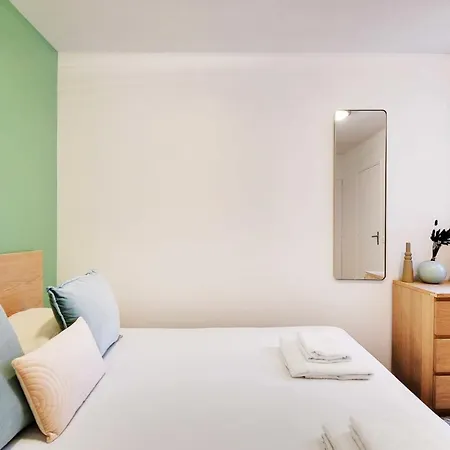 Enchanting 2-bdr Parisian With Modern Comforts Paris
