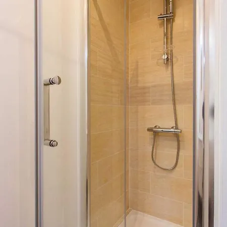 Enchanting 2-bdr Parisian With Modern Comforts *