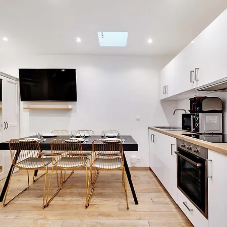 Enchanting 2-bdr Parisian With Modern Comforts * Paris