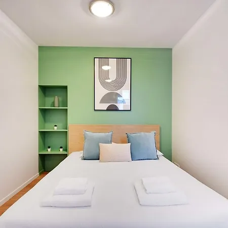 Enchanting 2-bdr Parisian With Modern Comforts * Paris