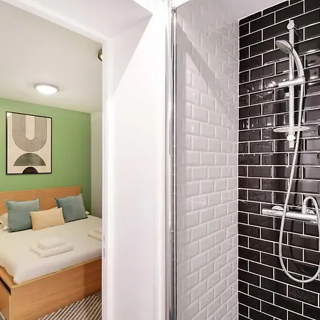 Enchanting 2-bdr Parisian With Modern Comforts Apartment