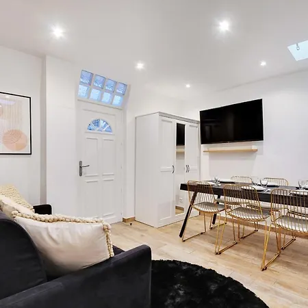 Enchanting 2-bdr Parisian With Modern Comforts